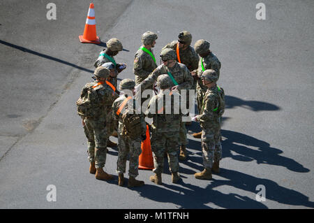 Soldaten der 3. Brigade Combat Team zugewiesen, 25 Infanterie Division, halten eine Diskussion vor dem Fahren von Fahrzeugen an Bord der USNS Mendonca, Bob Hope-Klasse Groß, Medium-Speed Roll-on/Roll-off (LMSR) Schiff, an Joint Base Pearl Harbor-Hickam, Hawaii, am Jan. 4, 2018. Fahrzeuge und Geräte aus dem 25-ID geliefert zu Texas am Joint Readiness Training Center in Fort Polk, Louisiana, später im Monat. (U.S. Armee Stockfoto