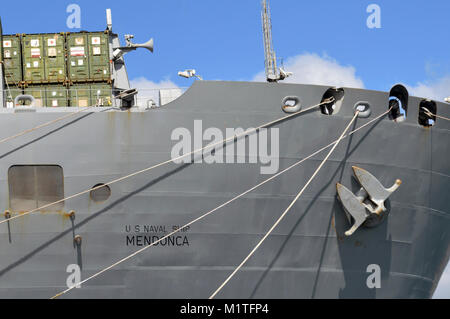 Die USNS Mendonca, Bob Hope-Klasse Groß, Medium-Speed Roll-on/Roll-off (LMSR) Schiff, wird mit Fahrzeugen und Geräten aus dem 25 Infanterie Division bei Joint Base Pearl Harbor-Hickam, Hawaii, am Jan. 4, 2018 geladen. Fahrzeuge und Geräte aus dem 25-ID geliefert zu Texas am Joint Readiness Training Center in Fort Polk, Louisiana, später im Monat. (U.S. Armee Stockfoto