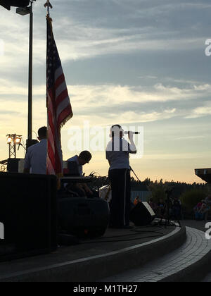 Us Air Force Senior Airman Stephanie Allen singt für ein begeistertes Publikum in Olympia, Washington am 20. August 2017. Die Kommandeure Jazz Ensemble populären big band Tunes und teilte die Air Force Geschichte zu Gemeinschaften in Seattle, Washington. Stockfoto
