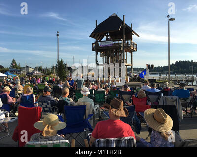 Die Kommandeure Jazz Ensemble unterhält eine große Volksmenge in Olympia, Washington am 20. August 2017. Sie beliebte big band Tunes und teilte die Air Force Mission mit vielen Gemeinden in der Seattle, Washington Bereich über einen Zeitraum von 10 Tagen. Stockfoto