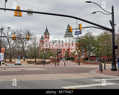 Toomer's Corner, Hargis Hall, und Samford Halle an der Auburn Universität als von der Hochschule St in Auburn, Alabama, Vereinigte Staaten gesehen. Stockfoto