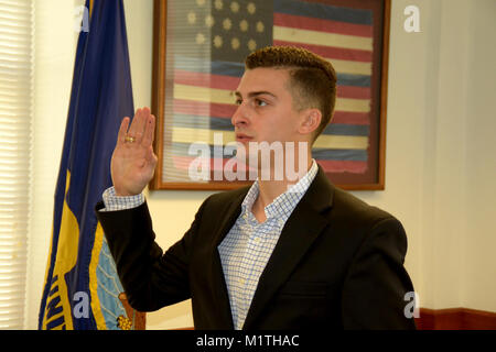 JOINT BASE SAN ANTONIO - Fort Sam Houston - (Jan. 25, 2018) Patrick Simmons von Boerne, Texas, nimmt den Eid der Rekrutierung in Amerikas Marine Navy Recruiting District (NRD) San Antonio. Simmons, ein 2017 Absolvent der Texas A&M University, an Officer Kandidaten Schule im Februar mit Follow-on-Training als Naval Flight Officer (NFO) an der Naval Air Station Pensacola. Als NFO, Simmons Aerodynamik Studie wird, Aircraft Engine Systems, Meteorologie, Navigation, Flugplanung, und Flugsicherheit. (U.S. Marine Stockfoto