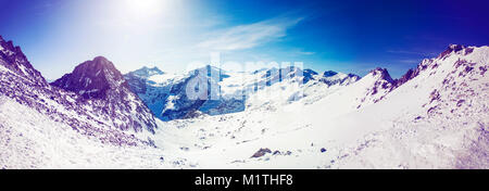 Panorama Landschaft des alpinen Bergen auf der sonnigen Wintertag Stockfoto