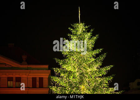 Weihnachtsmarkt in der Innenstadt. Großen, geschmückten Weihnachtsbaum mit leuchtenden Leds Stockfoto