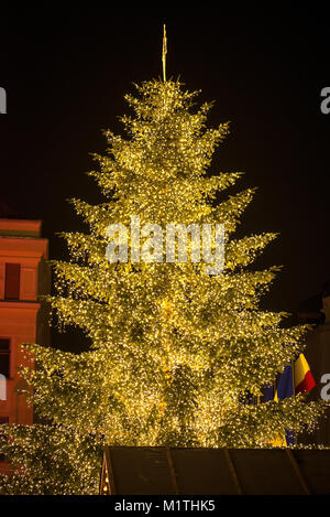 Weihnachtsmarkt in der Innenstadt. Großen, geschmückten Weihnachtsbaum mit leuchtenden Leds Stockfoto