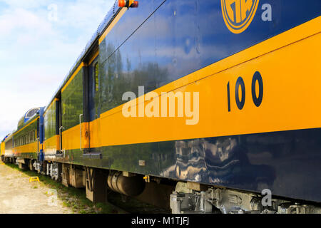 Talkeetna, Alaska, USA - 19. Mai 2017: Eine Alaska Railroad Zug warten auf eine Spur in der Nähe von Talkeetna Depot. Stockfoto