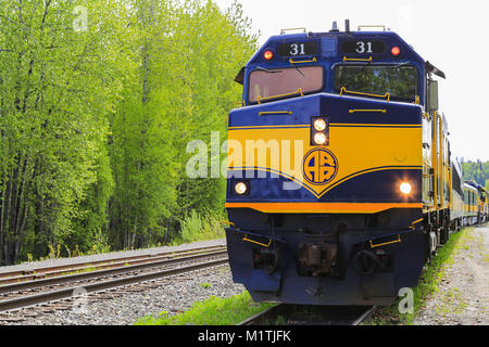 Talkeetna, Alaska, USA - 19. Mai 2017: Eine Alaska Railroad Zug warten auf eine Spur in der Nähe von Talkeetna Depot. Stockfoto