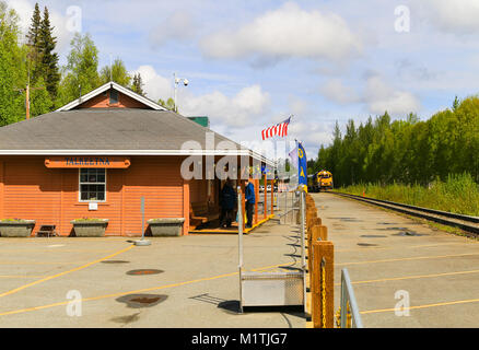 Talkeetna, Alaska, USA - 19. Mai 2017: Alaska Railroad Zug in Talkeetna Station warten auf Personen- und Güterverkehr. Stockfoto