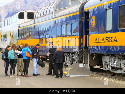 Denali National Park, Alaska, USA - 21. Mai 2017: Alaska Railroad Zug am Denali Station wartet. Passagier in der Bahn Auto zu bekommen. Stockfoto