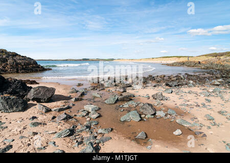 Llanddwyn Island kleine Bucht mit Strand und Klippen auf einer sonnigen späten Tag Sommer, Anglesey, Wales Stockfoto