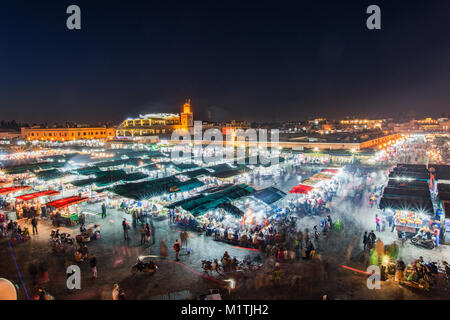 Abend an Jamaa El Fna Lebensmittelmarkt Tjeukemeer in Marrakesch, Marokko. Luftbild mit Motion Blur, beleuchteten Ständen. Stockfoto