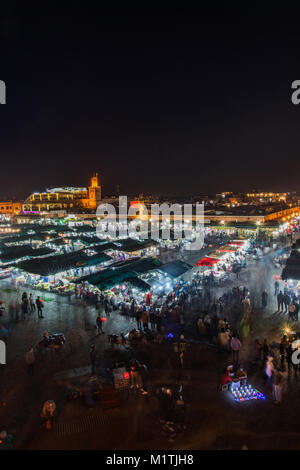 Abend an Jamaa El Fna Lebensmittelmarkt Tjeukemeer in Marrakesch, Marokko. Luftbild mit Motion Blur, beleuchteten Ständen. Stockfoto