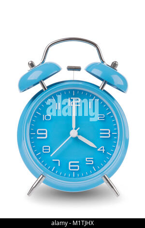 Blauer Alarm Clock mit den Händen um 4 Uhr morgens oder nachmittags auf einem weißen Hintergrund, Eines der 12 Bilder zeigen die Top der Stunde ab 1 Uhr Stockfoto