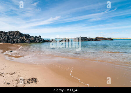 Llanddwyn Island kleine Bucht mit Strand und Klippen auf einer sonnigen späten Tag Sommer, Anglesey, Wales Stockfoto