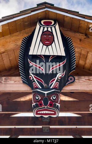 Carving in der Nähe von U'Mista Cultural Centre, in der Nähe von Dorf Alert Bay auf Kormoran Island, North Vancouver Island, British Columbia, Kanada Stockfoto