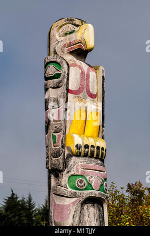Adler, Killer Whale, Totem Pole at U'Mista Cultural Centre, in der Nähe von Dorf Alert Bay auf Kormoran Island, British Columbia, Kanada Stockfoto