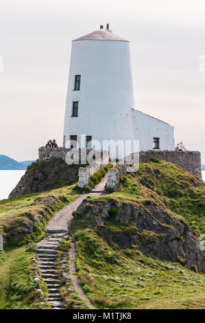 Llanddwyn Island mit Menschen außerhalb des Tŵr Mawr Leuchtturm auf einem sonnigen späten Tag Sommer, Anglesey, Wales Stockfoto