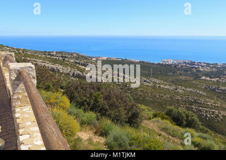 Aussicht auf das Meer und die Einsiedelei von Saint Lucia und Saint Benet, Alcossebre, Spanien Stockfoto