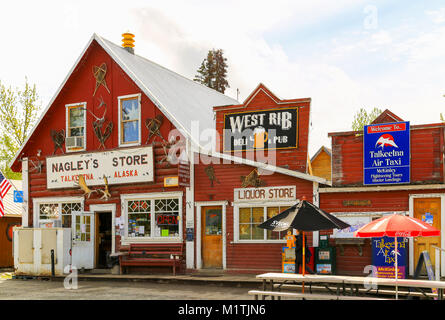 Talkeetna, Alaska, USA - 19. Mai 2017: Fassade von Läden und Kneipen in der kleinen Altstadt von Talkeetna, Alaska. Einwohner und Touristen kommen hier fo zu erhalten Stockfoto