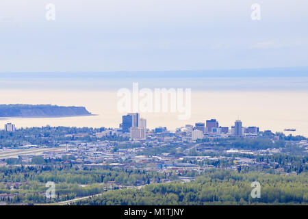 Anchorage, USA - 17. Mai 2017: Bereich, die Bucht und Skyline von Anchorage. Foto von arktischen Valley Road. Stockfoto