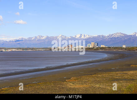 Anzeigen von Anchorage Skyline und die Chugach Mountains, Alaska. Stockfoto