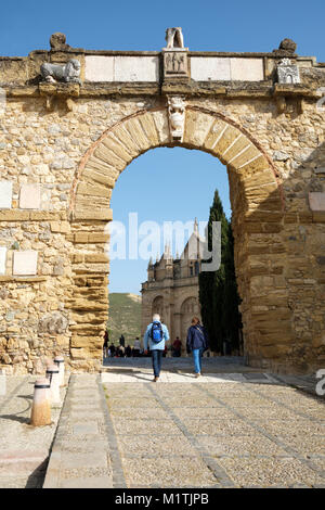 Riesen Bogen (Arco de Los Gigantes] der Königlichen Stiftskirche Santa María La Mayor (Colegiata de Santa Maria la mayor), Antequera, Spanien Stockfoto