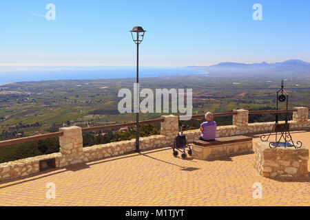 Aussicht auf das Meer und die Einsiedelei von Saint Lucia und Saint Benet, Alcossebre, Spanien Stockfoto