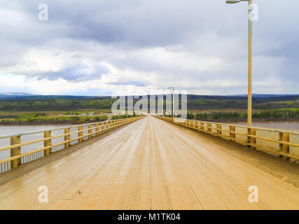 Yukon River Camp, Alaska, USA - 24. Mai 2017: Das Fahren auf den schlammigen Yukon River Brücke zwischen Fairbanks und Polarkreis auf dem Dalton Highway in der Nähe von Y Stockfoto