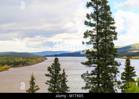 Der Yukon River in der Wildnis von Alaska, USA, in der Nähe des Yukon River Camp Stockfoto