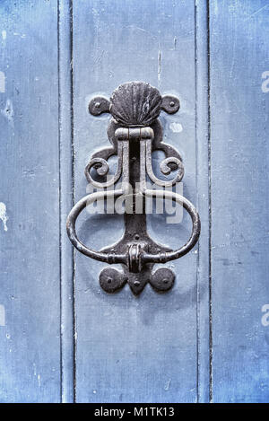 Alte vintage Türklopfer auf einen alten blauen Holztür Stockfoto