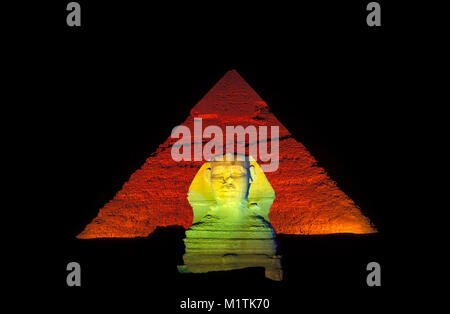 Ägypten, Kairo. Oder Gizeh Gizeh. Sphinx vor der Pyramide des Chephren. Sound und Light Show. Unesco-Weltkulturerbe. Stockfoto