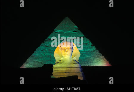 Ägypten, Kairo. Oder Gizeh Gizeh. Sphinx vor der Pyramide des Chephren. Sound und Light Show. Unesco-Weltkulturerbe. Stockfoto