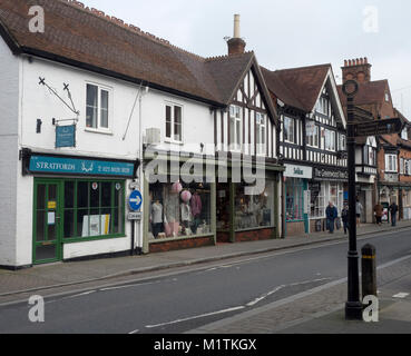 Geschäfte in der High Street, Lyndhurst, Hampshire, England. Großbritannien Stockfoto