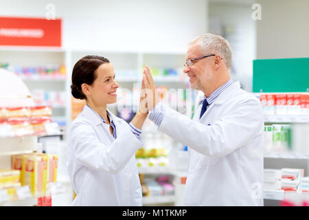 Happy Apotheker in der Apotheke die hohe fünf Stockfoto