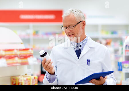 Senior mit Tablet-PC in der Apotheke Stockfoto