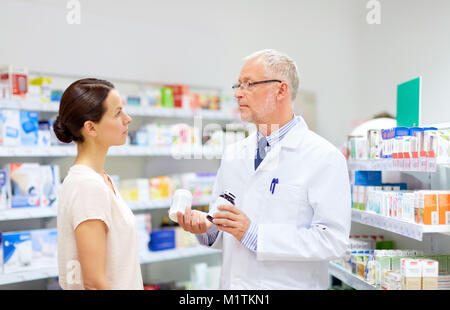 Apotheke und Frau mit Medikament in der Apotheke Stockfoto