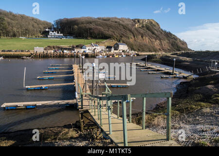 Leere Anlegeplätze an axmouth Hafen, wo der Fluss Ax und das Meer bei Axmouth Seaton erreicht. Stockfoto