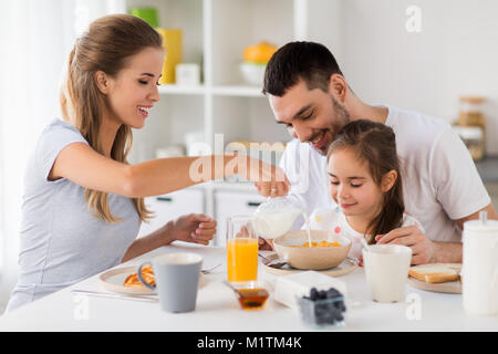 Happy Family Mit Frühstück zu Hause in Stockfoto