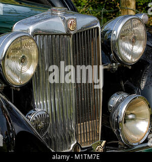 Nahaufnahme der Grill und Scheinwerfer eines Vintage MG Sportwagen. Stockfoto