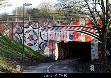 Öffentliche Unterführung in der Nähe von Crawley Town Football Stadion mit einem Fußball-Design, Crawley, West Sussex, England, Großbritannien eingerichtet. Stockfoto