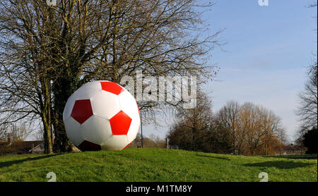 Riesige Fußball auf der Straße Kreisverkehr neben Crawley Town Football Stadion, Crawley, West Sussex, England, UK. Stockfoto