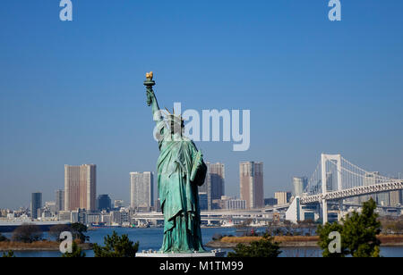 Nachbildungen der Freiheitsstatue mit stadtbild Hintergrund auf Odaiba Park in Tokio, Japan. Stockfoto