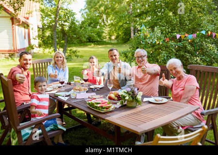 Happy Family Dinner oder Sommer Garden Party Stockfoto