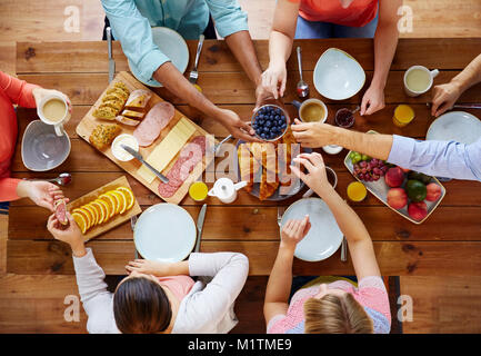 Gruppe von Personen mit Frühstück in der Tabelle Stockfoto