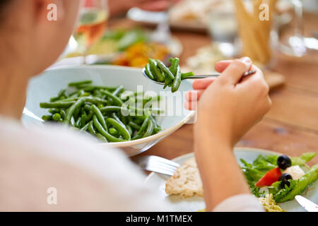 Nahaufnahme der Frau essen grüne Bohnen Stockfoto