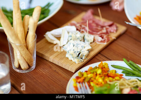 Blauschimmelkäse und Grissini auf Tisch Stockfoto