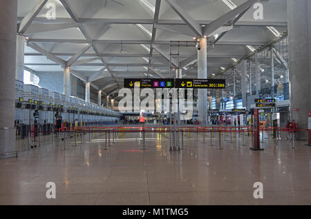 Abfahrt Schreibtische in den Flughafen an einem ruhigen Tag im Winter Malaga, Spanien Januar Stockfoto