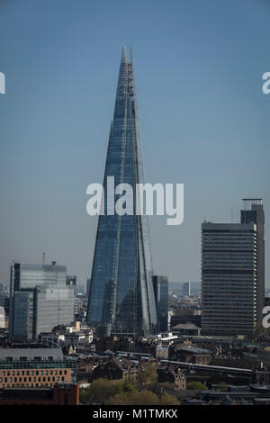 Hochformat Der Shard und Guy's Hospital in London. Stockfoto