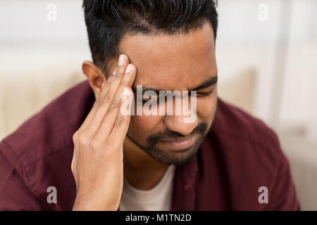 Nahaufnahme der Mann leidet unter Kopfschmerzen zu Hause Stockfoto
