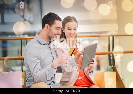 paar mit TabletPC und Einkaufstaschen in der mall Stockfoto